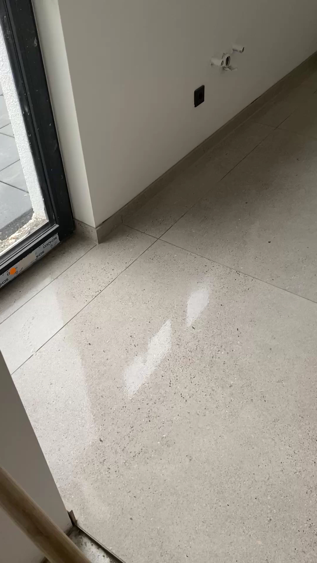Heller großformatiger Terrazzo-Bodenbelag