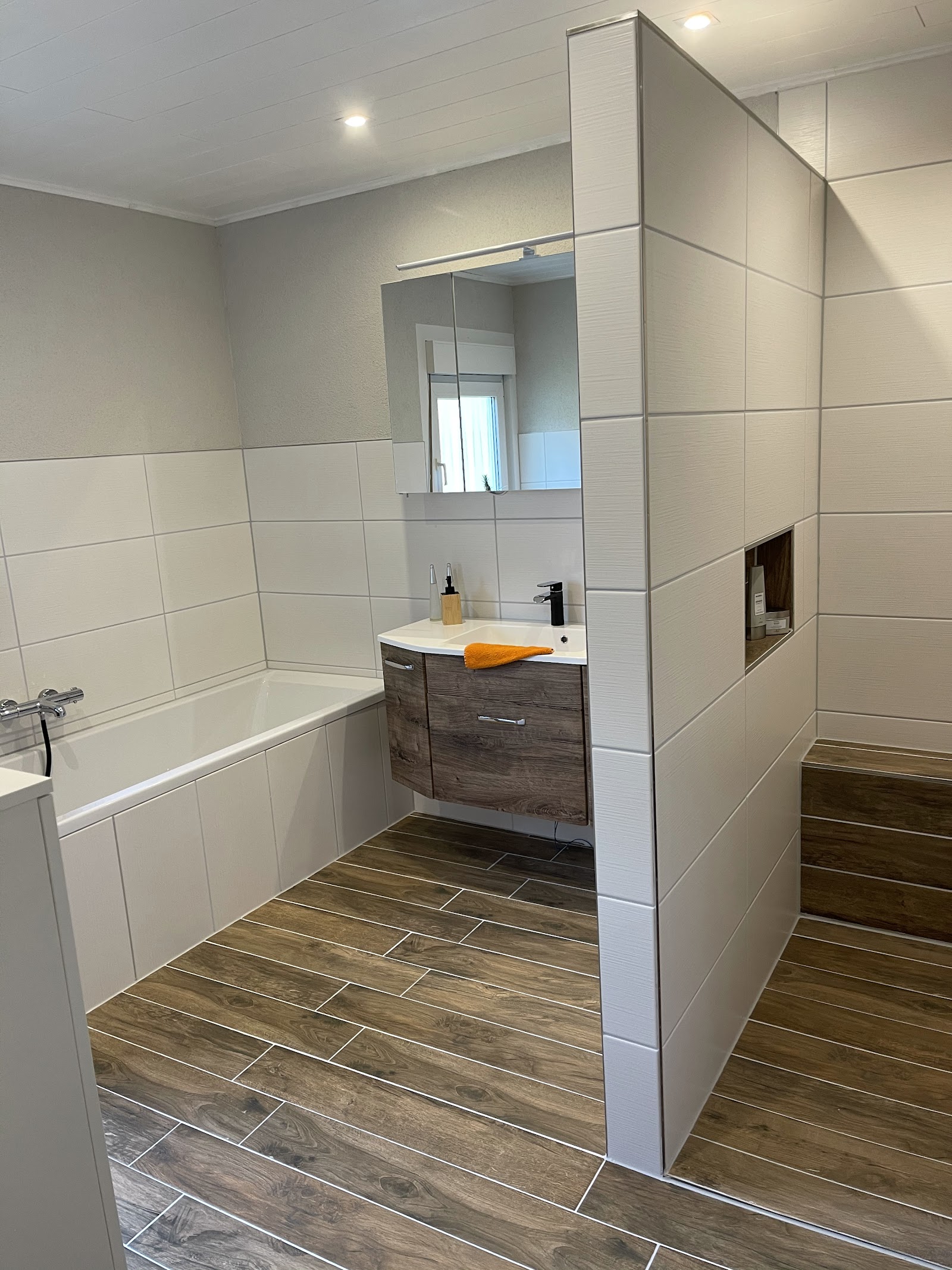 Begehbare Dusche mit Holzoptik-Bodenfliesen