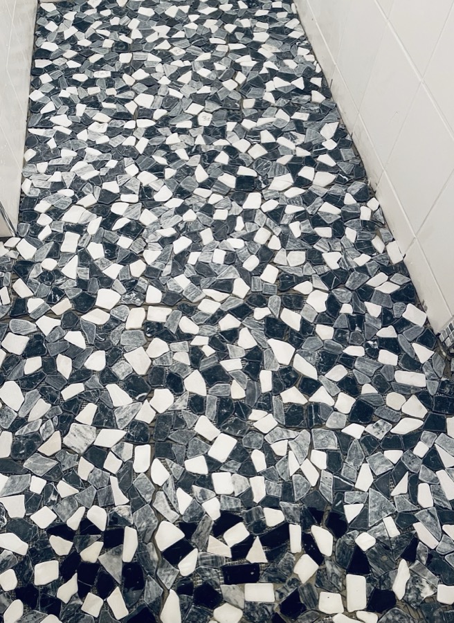 Boden aus Bruchmosaik in Schwarz, Weiß und Grau