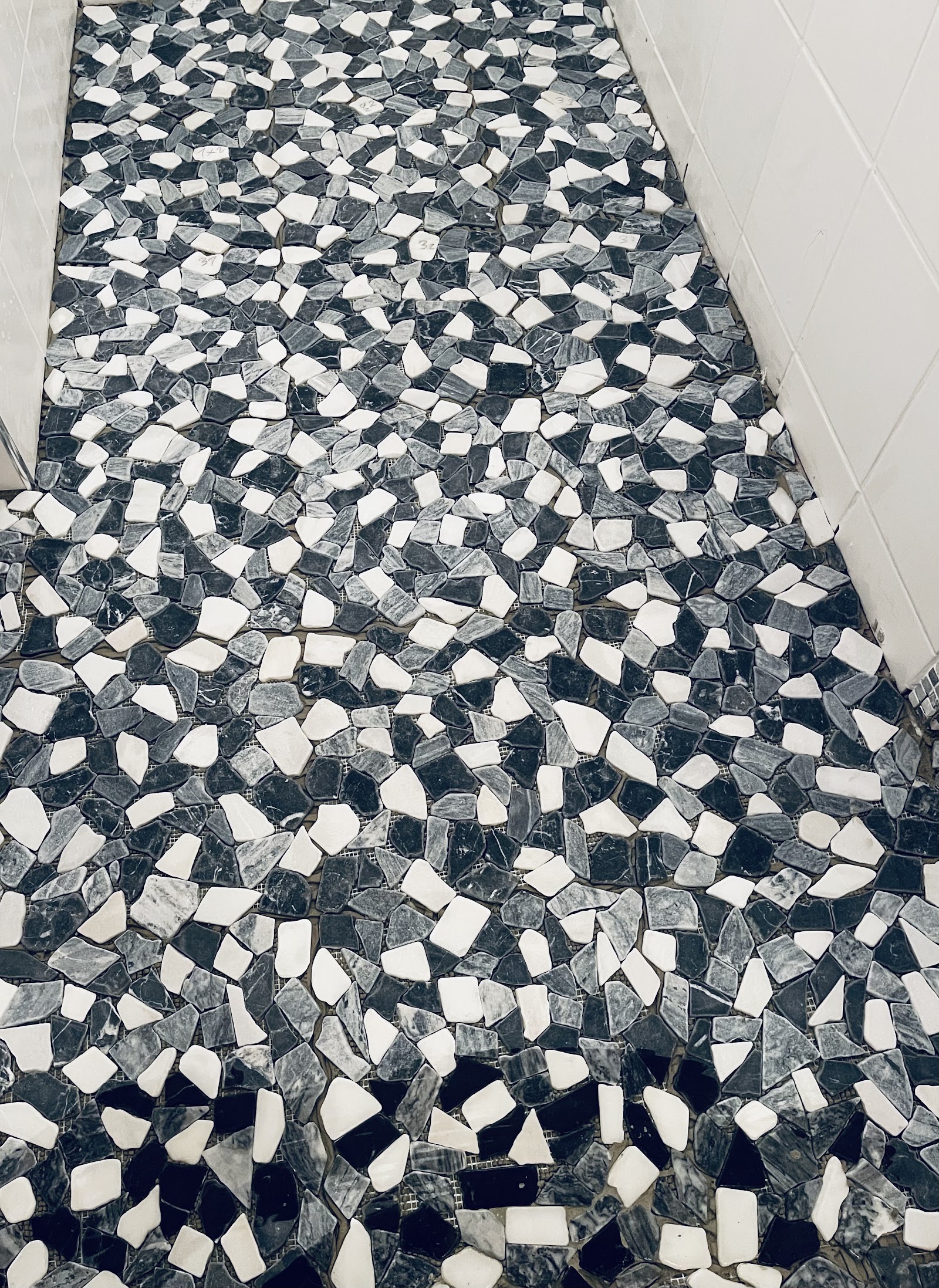 Duschboden mit schwarz-weißem Bruchmosaik